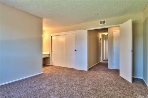 ceramic tile baths, and several on-site laundry rooms. . Rooms for rent in riverside